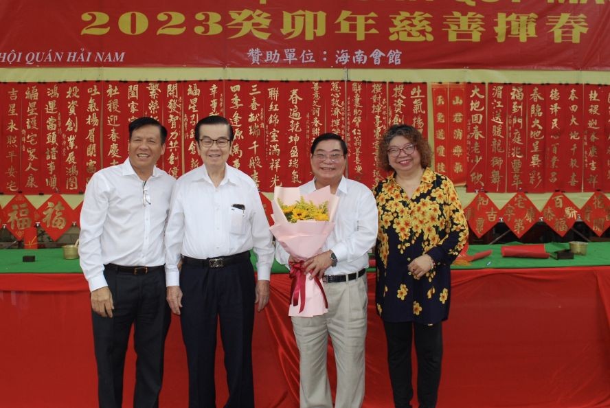 继海南会馆之后，二府会馆将成为“2024甲辰年慈善挥春”的赞助单位。“2023癸卯年慈善挥春”组委会向二府会馆理事长彭伟强（右二）赠送鲜花。