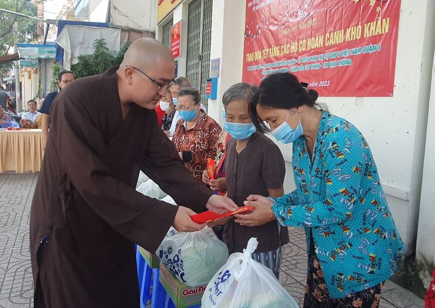 释通振法师向同胞赠送礼物。