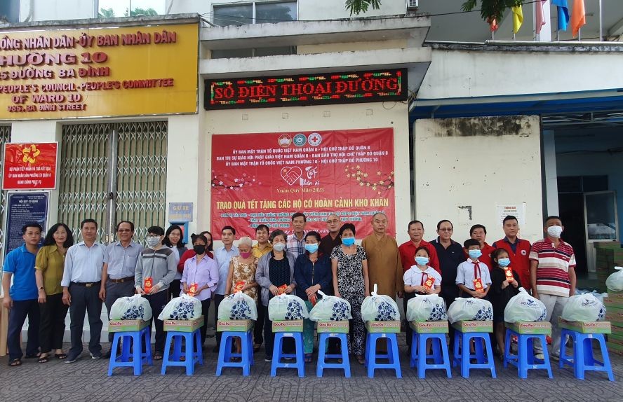 组委会向受惠者赠送礼物后合影。