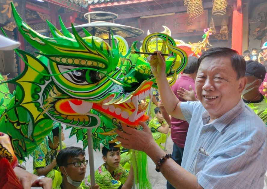 二府会馆副理事长谢忠成为青龙点睛。