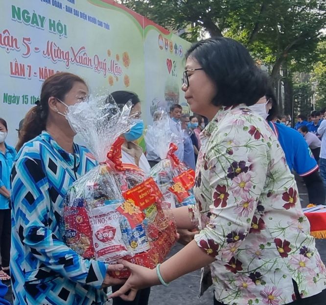 第五郡领导发送春节礼物给贫困者。