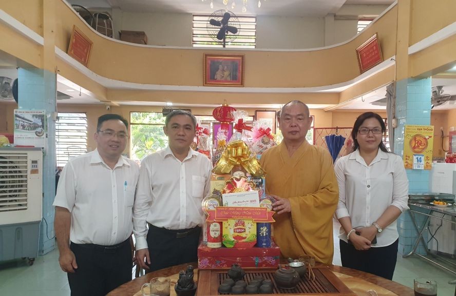 市民族处主任黄文鸿玉、陈志伟科长向释慧功法师赠送礼物。