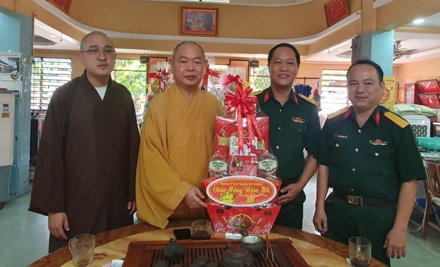 释慧功法师接受阮英强中校（右二）的贺礼。