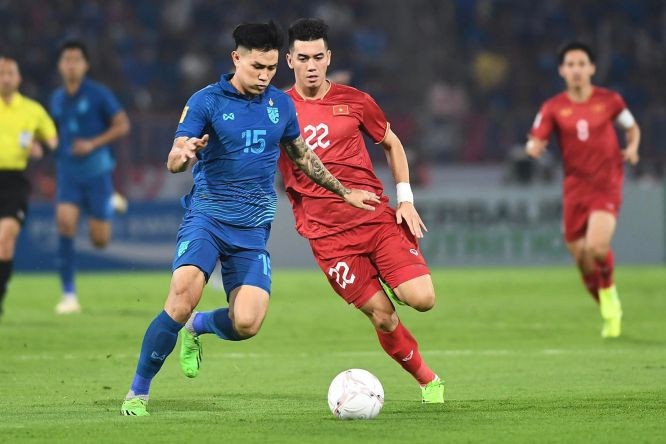 两队球员争球（图源：互联网） 