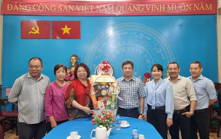 第五郡领导向市各民族文学艺术协会拜年