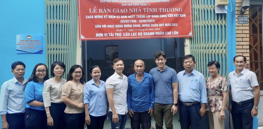 郡和坊与华人企业家代表向张润堂移交温情屋。