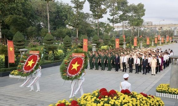 市领导团在市烈士陵园上香缅怀。