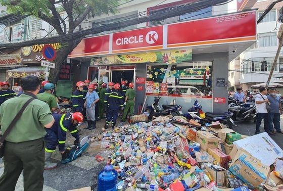 消防力量在展开搜救工作。