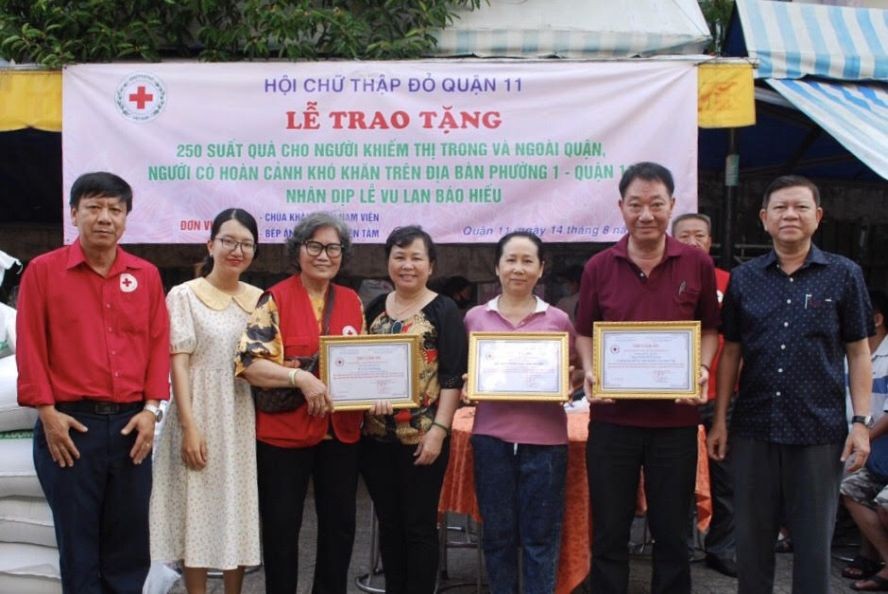 第十一郡郡委常务副书记阮曾明（右一）向热心社会工作的茶山庆云南院住持周华邦（右二）颁发感谢状。