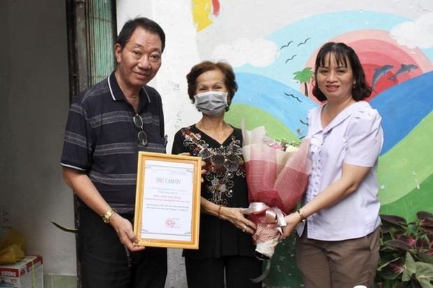 茶山庆云南院住持周华邦与地方领导向第十一郡华人户移交修缮“温情屋＂工程。