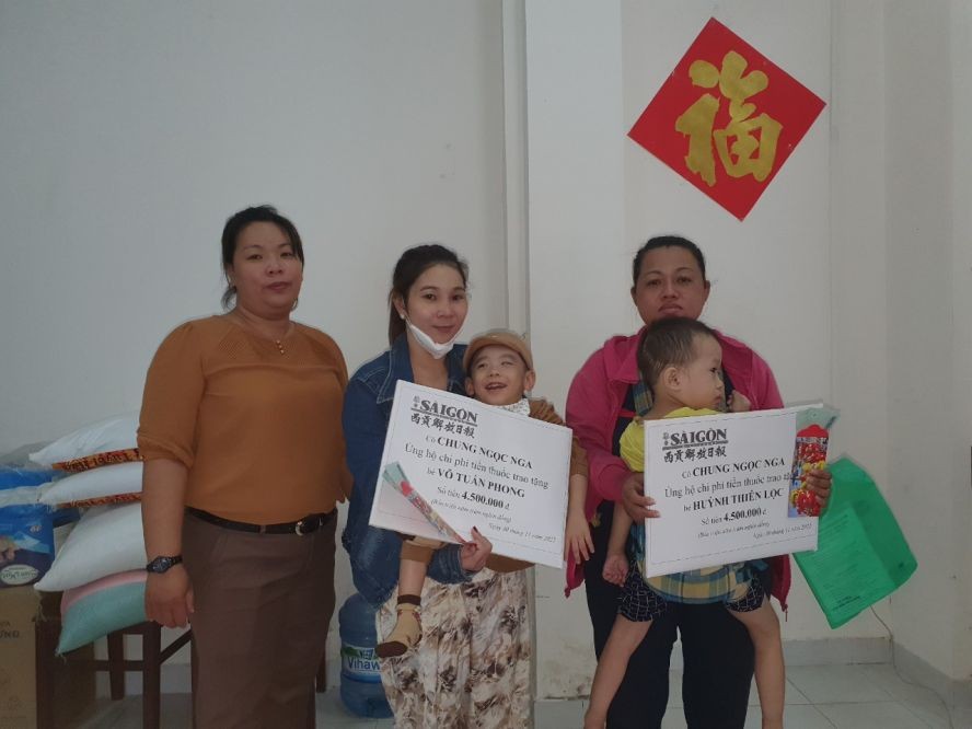 锺玉娥女士乐捐善款帮助两名小朋友减少病痛的折磨。