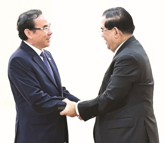 党中央政治局委员、市委书记阮文年礼节性拜会柬埔寨首相洪森。