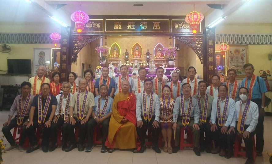 龙华寺护法会各位理事护法与释慧功师父拜年合影。