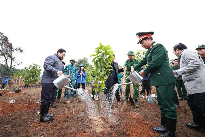 范明政总理与各位代表在新春植树”发动仪式上植树。