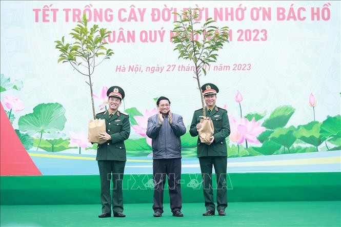 范明政总理向胡志明主席陵保卫司令部移交象征树。