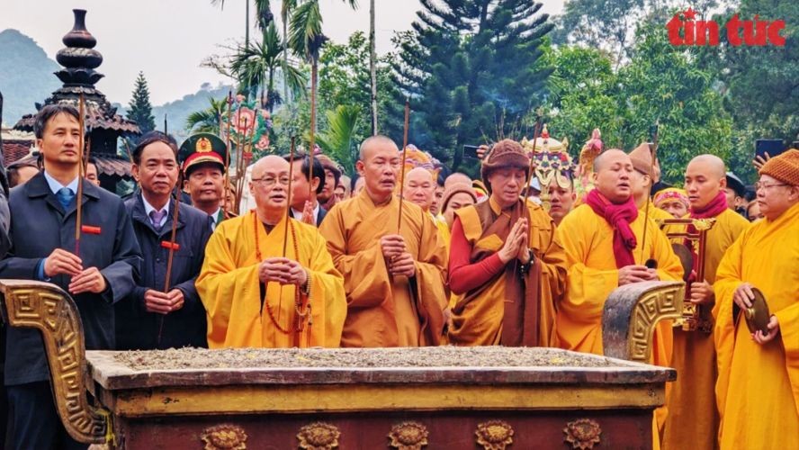 代表们上香祈求国泰民安。