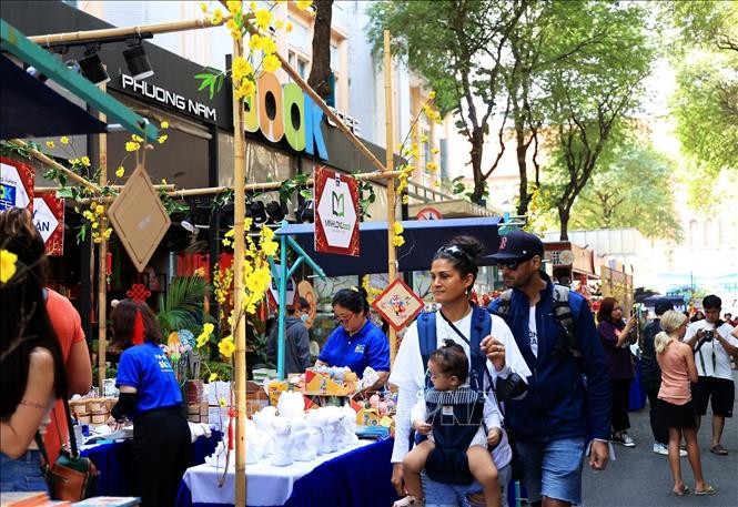 国际遊客在春节期间参观本市书香街。(图 : 鸿达)