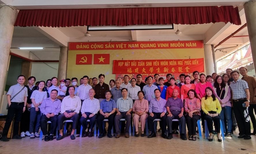 各代表与大学生合影。