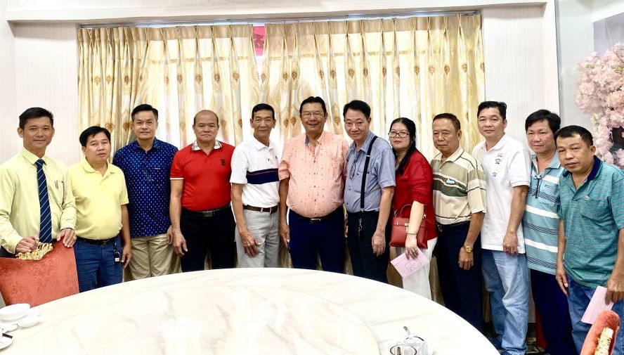 理事长陆全超（左五）、副理事长廖子 权（左一）与各位热心人士欢聚留影。