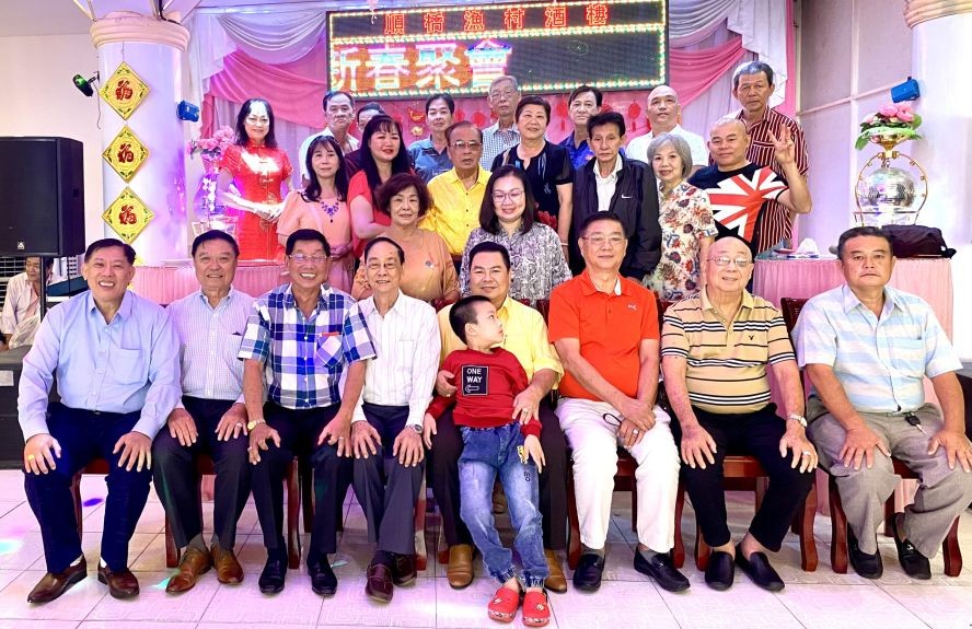 各顾问与团员合照。