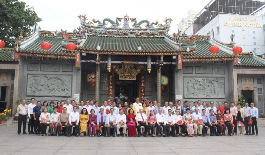 市、郡领导与各华人会馆新春合照留念。