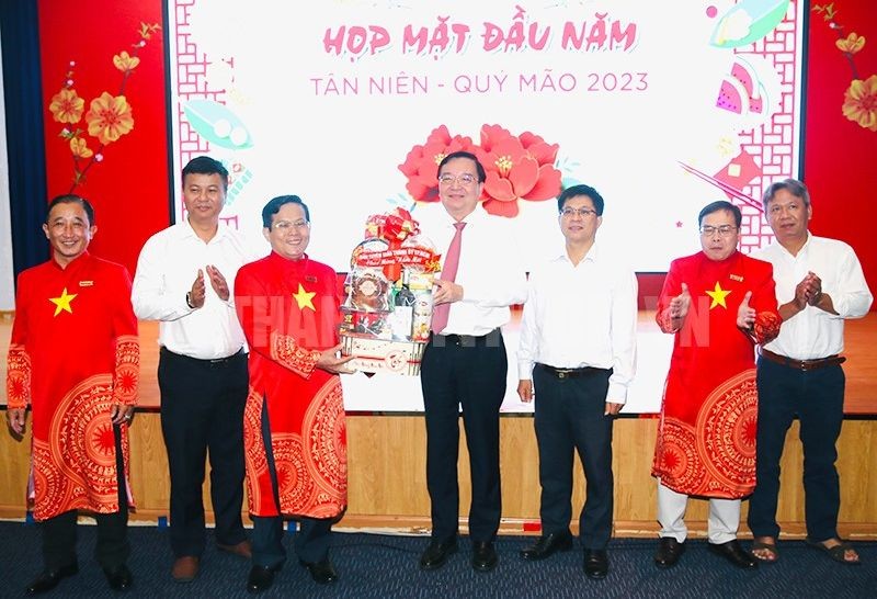 黎鸿山同志向《劳动者报》拜年。