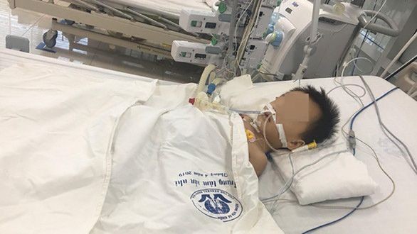 一名病童因过量服用扑热息痛中毒要急救。