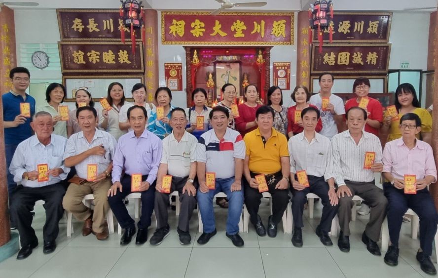 董事会与校委、老师新春聚会及合照。