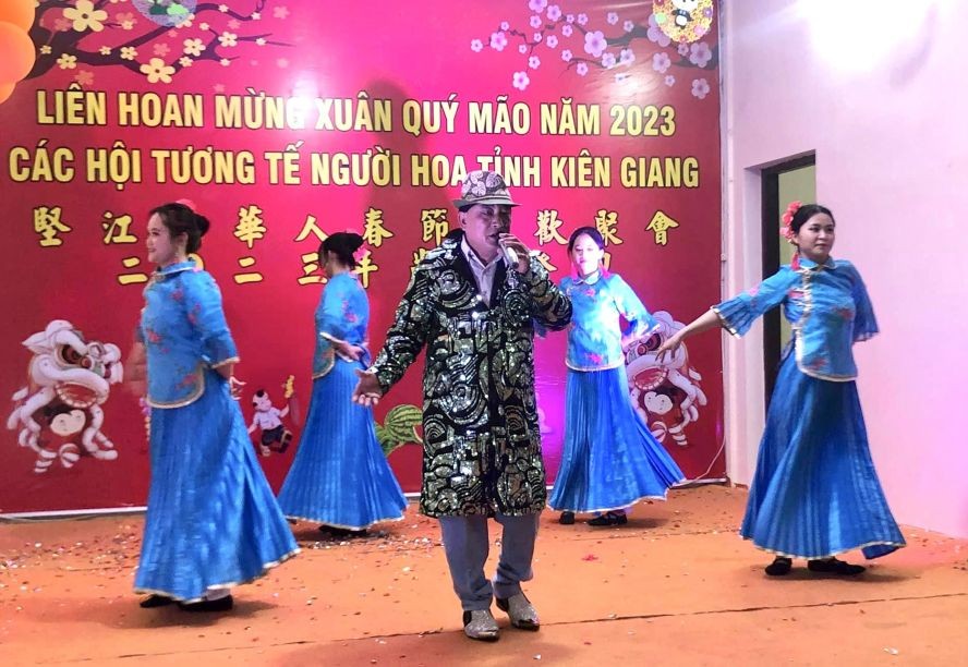 海南文艺组与歌手大卫一起演出。