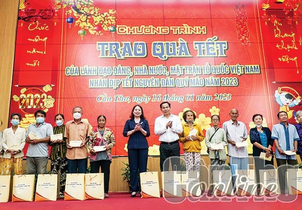 国家副主席武氏映春向芹苴市贫困户赠送春节礼物。