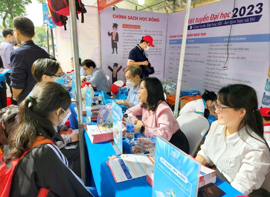 学生在招生谘询与辅业盛会瞭解2023年大学招生资讯。