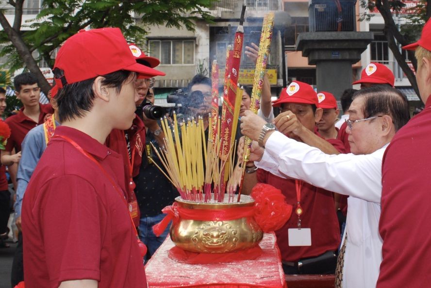 二府会馆诸位理事会上香祈福。