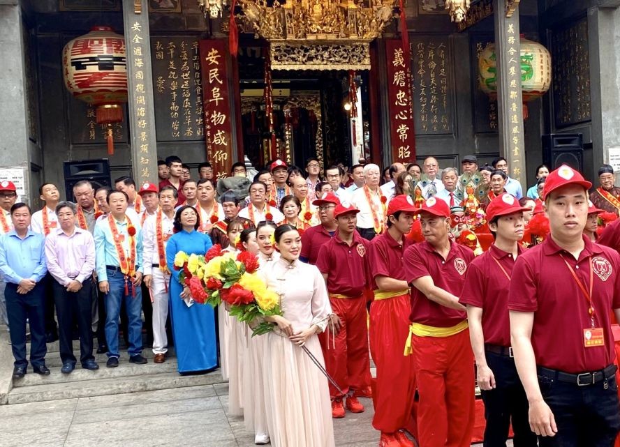 第五郡领导、贵宾与义安会馆理事等代表正准备恭送关圣帝君出游。