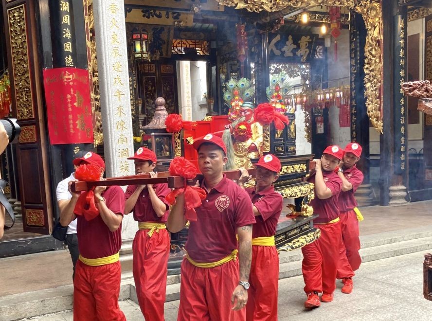 关公圣象神轿起驾出游。