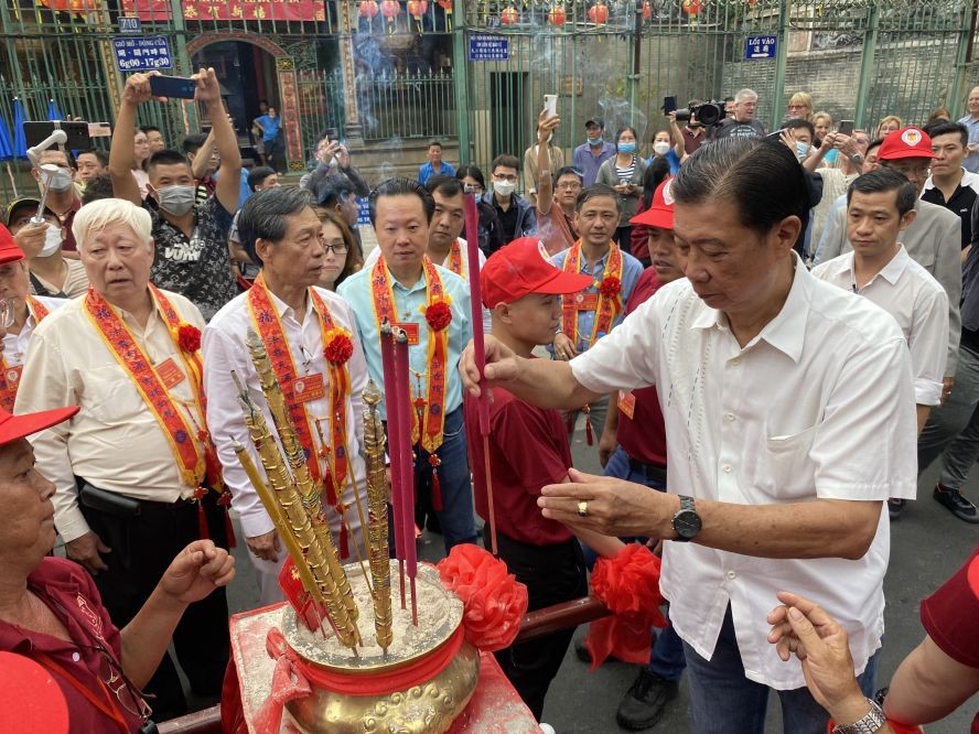 穗城会馆诸位理事上香祈福。