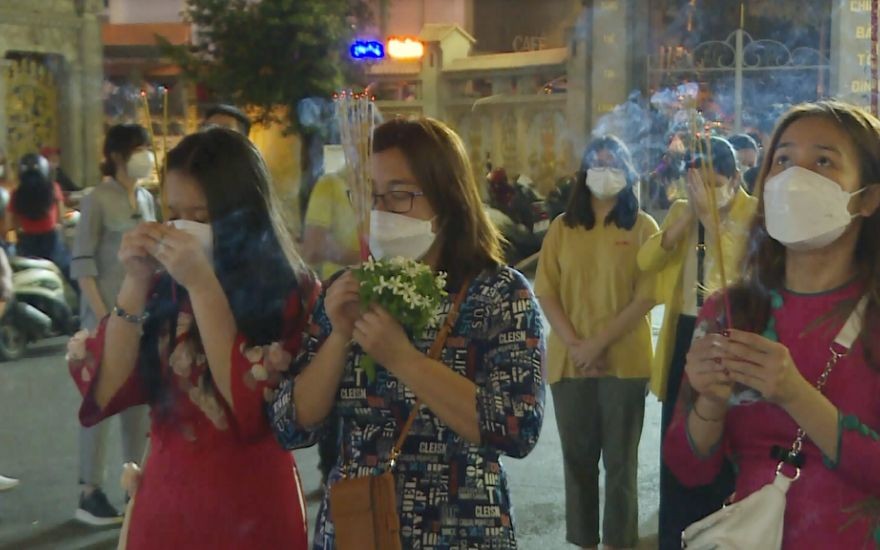 大众来寺庙上香礼佛时都戴上口罩。