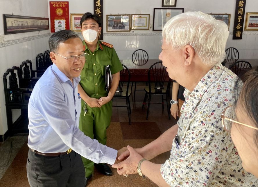 阮友协书记（左）亲切与陈裕会长握手。