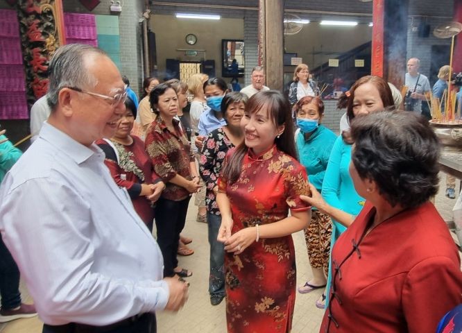 市妇联会副主席郑氏清(右二)与穗城会馆理事长卢耀南交流。