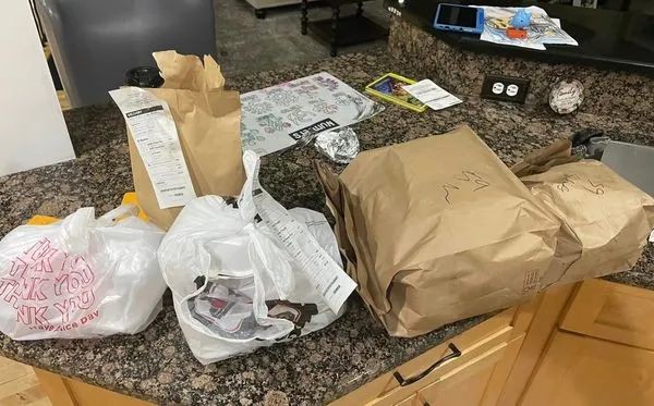 密歇根州一名6岁顽童获准使用父亲的手机玩游戏，他却利用这个机会下单“无限自助”。外卖源源不断的抵达，他的父亲才意识到问题。（图：互联网）