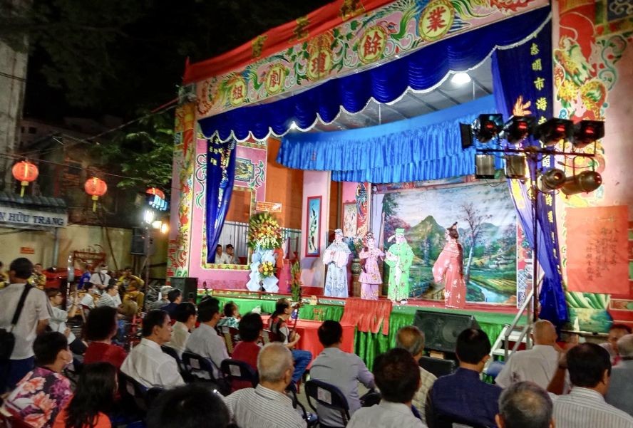 海南业余琼剧组演出琼剧。