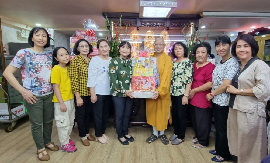 市慈善妇女会向观音精舍赠送礼物。