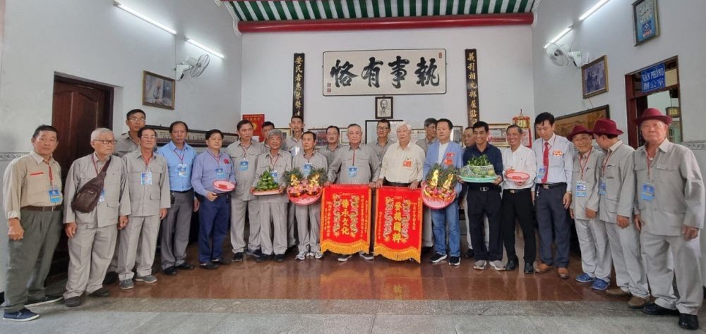 潮群古乐业团理事会与义安会馆理事会合照。