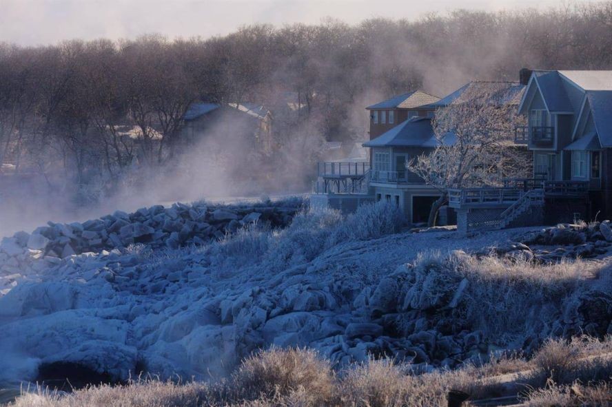 波士顿岸边石头“结冰”。（图：路透社）