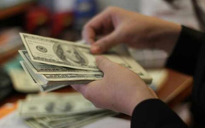 允许个人以学习、医疗、工作、辅助亲属等单向汇款目的购买、汇出、携带外币出境，但须满足关于汇款额的规定。