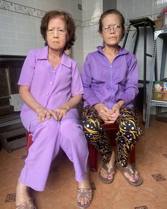 郑惠卿(左)和郑婉卿两姐妹求助。