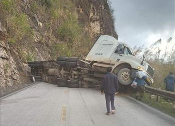 集装箱车侧翻 致6号国道局部堵塞