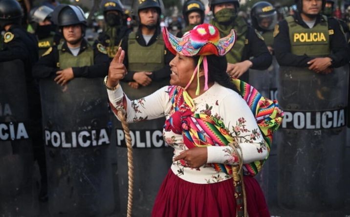 秘鲁的抗议者要求立即举行选举、解散国会、制定新宪法以及总统迪娜博卢阿尔特辞职，后者在卡斯蒂略离开后接任副总统。（图：AFP）