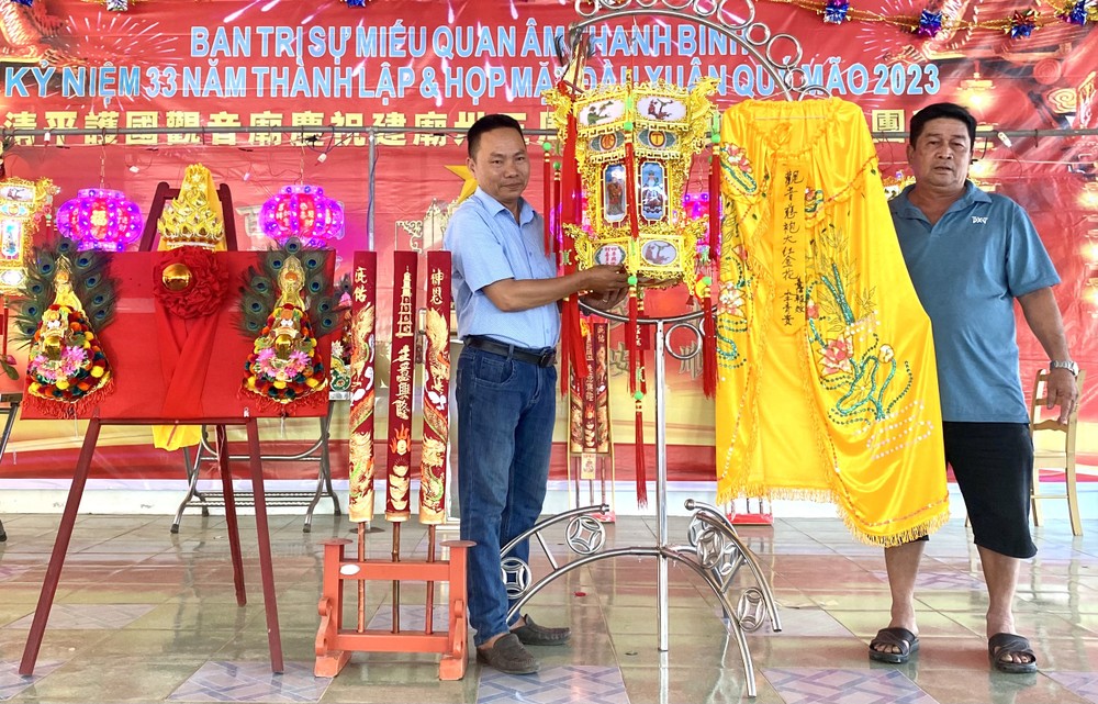何沁芫先生（右）以1亿3168万元胜投观《音慈袍金玉满堂大金花》。