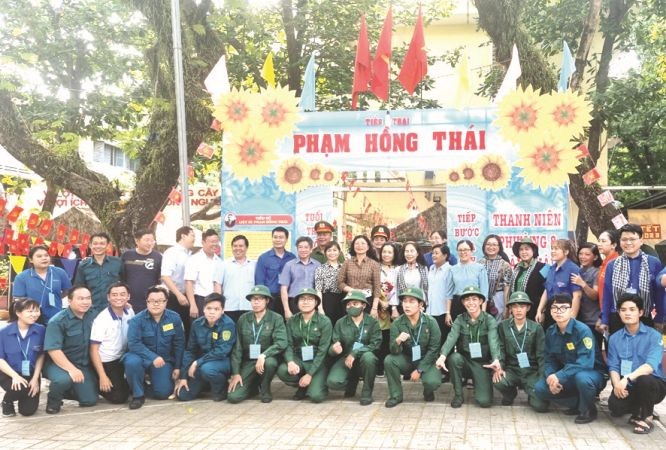 第五郡郡委书记黄玉女芳红勉励入伍青年。