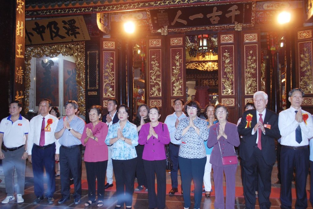 诸位市、郡领导与义安会馆理事会进庙祈福。